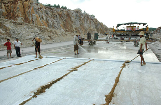 正在被養(yǎng)護的混凝土路面