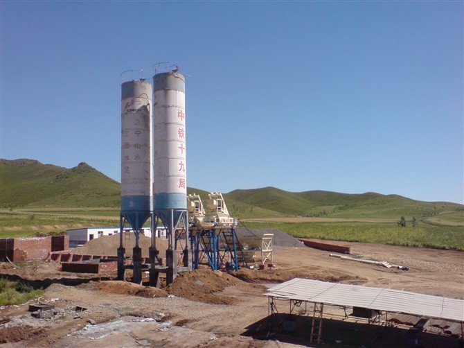 中鐵19局工程項目混凝土攪拌站生產(chǎn)現(xiàn)場