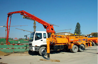 正在澆筑混凝土的混凝土輸送泵車