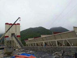 武漢HZS90型混凝土攪拌站施工現(xiàn)場(chǎng)